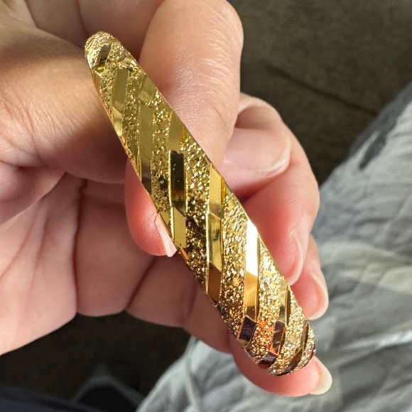 5 BEAUTIFUL GOLD IN COLOR BANGLES - Picture 4 of 5